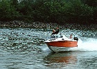 Rasendes Motorboot bei Donau-km 1979